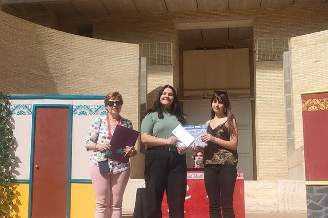 Iris Caluean y Carla Bartha reciben el tercer premio del concurso Compitàlia